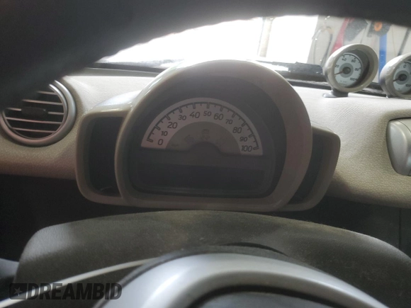 2014 Smart fortwo Passion z VIN WMEEJ9AA3EK792026, wystawiony jako Copart lot #60184015 z przebiegiem Nie podano mil oraz Czysty tytuł • Clean title. Historia ofert i sprzedaży dostępna na DreamBid. Obrazek 9.