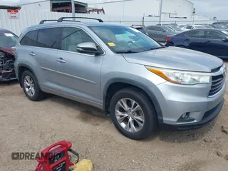 2015 Toyota Highlander XLE z VIN 5TDKKRFH7FS049920, wystawiony jako IAAI lot #42096092 z przebiegiem 176 686 mil mil oraz . Historia ofert i sprzedaży dostępna na DreamBid. Obrazek 1.