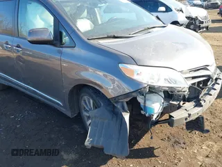 2018 Toyota Sienna XLE with VIN 5TDDZ3DCXJS199733, listed as a IAAI auction lot 41357266 with 66,692 mi miles. Bid and sale history available at carsss.com. Image 19.