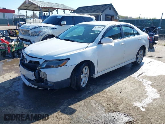 2008 Toyota Camry LE z VIN 4T1BE46K48U775136, wystawiony jako IAAI lot #41990667 z przebiegiem 214 129 mil mil oraz . Historia ofert i sprzedaży dostępna na DreamBid. Obrazek 2.