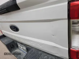 2019 Ford F-250 XL z VIN 1FT7W2B62KEC67253, wystawiony jako IAAI lot #42296097 z przebiegiem 172 231 mil mil oraz . Historia ofert i sprzedaży dostępna na DreamBid. Obrazek 1.