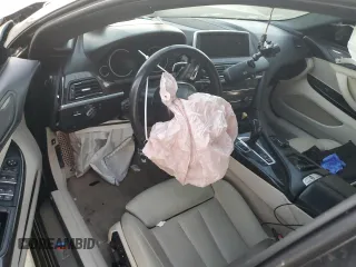 2015 BMW 6 Series 640i z VIN WBA6A0C59FD318390, wystawiony jako Copart lot #87831165 z przebiegiem Nie podano mil oraz Szkoda całkowita • Salvage title. Historia ofert i sprzedaży dostępna na DreamBid. Obrazek 8.