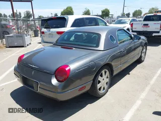 2003 Ford Thunderbird Deluxe z VIN 1FAHP60AX3Y109880, wystawiony jako IAAI lot #42336922 z przebiegiem 213 477 mil mil oraz . Historia ofert i sprzedaży dostępna na DreamBid. Obrazek 4.