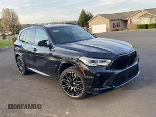 2021 BMW X5 M z VIN 5YMJU0C08M9E55307, wystawiony jako Copart lot #45422103 z przebiegiem 36 583 mil mil oraz . Historia ofert i sprzedaży dostępna na DreamBid. Obrazek 1.