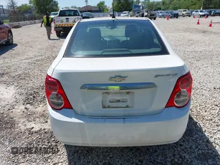 2012 Chevrolet Sonic LT z VIN 1G1JC5SH8C4176795, wystawiony jako IAAI lot #42291906 z przebiegiem Nie podano mil oraz . Historia ofert i sprzedaży dostępna na DreamBid. Obrazek 16.