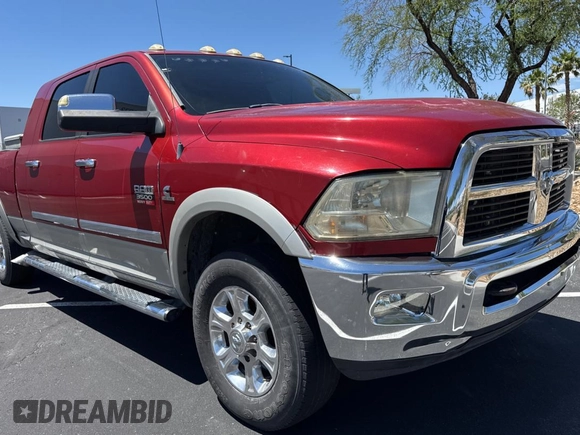 2010 Dodge 3500 SLT z VIN 3D73Y3HL6AG140269, wystawiony jako Copart lot #57510095 z przebiegiem 333 669 mil mil oraz Tytuł czysty. Historia ofert i sprzedaży dostępna na DreamBid. Obrazek 1.