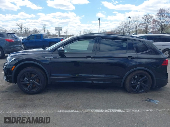 2024 Volkswagen Tiguan SE R-Line Black с VIN 3VV8B7AX0RM112035, выставлен на аукционе IAAI как лот 41978774 с пробегом 7 658 миль миль и . История ставок и продаж доступна на DreamBid. Изображение 14.
