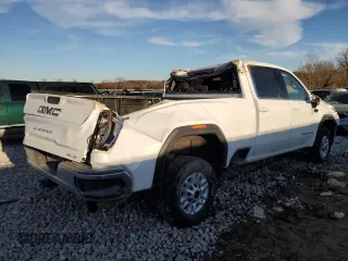 2023 GMC Sierra 2500HD SLE z VIN 1GT49MEY4PF143845, wystawiony jako Copart lot #48403215 z przebiegiem 47 843 mil mil oraz Szkoda całkowita • Salvage title. Historia ofert i sprzedaży dostępna na DreamBid. Obrazek 3.