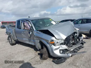 2017 Toyota Tacoma SR5 z VIN 5TFRZ5CN1HX042942, wystawiony jako IAAI lot #41719279 z przebiegiem 82 108 mil mil oraz . Historia ofert i sprzedaży dostępna na DreamBid. Obrazek 1.