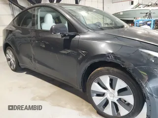 2024 Tesla Model Y Long Range z VIN 7SAYGDEEXRA226636, wystawiony jako IAAI lot #41622144 z przebiegiem 8 908 mil mil oraz . Historia ofert i sprzedaży dostępna na DreamBid. Obrazek 20.