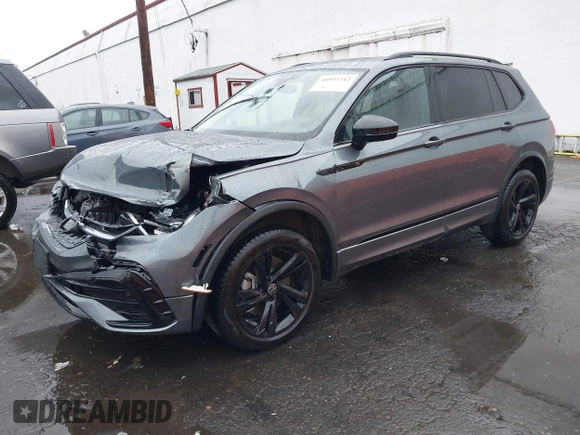 2024 Volkswagen Tiguan SE R-Line Black with VIN 3VV8B7AX8RM141105, listed as a IAAI auction lot 40923212 with 2,698 mi miles and . Bid and sale history available at DreamBid. Image 17.