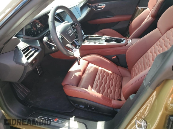 2022 Audi RS e-tron GT z VIN WAUBHBFWXN7904541, wystawiony jako Copart lot #68877093 z przebiegiem 2676 mil mil oraz . Historia ofert i sprzedaży dostępna na DreamBid. Obrazek 7.