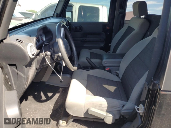 2010 Jeep Wrangler Sahara z VIN 1J4AA5D1XAL227305, wystawiony jako Copart lot #70165554 z przebiegiem Nie podano mil oraz Szkoda całkowita • Salvage title. Historia ofert i sprzedaży dostępna na DreamBid. Obrazek 7.