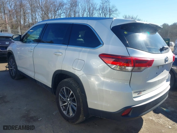 2019 Toyota Highlander SE with VIN 5TDJZRFH1KS922403, listed as a IAAI auction lot 41430051 with 93,767 mi miles. Bid and sale history available at carsss.com. Image 3.