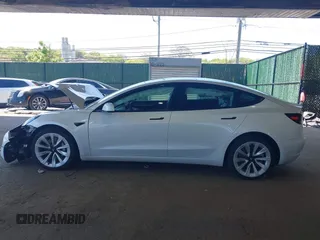 2022 Tesla Model 3 Long Range z VIN 5YJ3E1EB1NF192570, wystawiony jako IAAI lot #42230750 z przebiegiem 63 462 mil mil oraz . Historia ofert i sprzedaży dostępna na DreamBid. Obrazek 14.