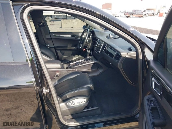 2018 Porsche Macan with VIN WP1AA2A54JLB01757, listed as a IAAI auction lot 41560853 with 98,815 mi miles. Bid and sale history available at carsss.com. Image 5.