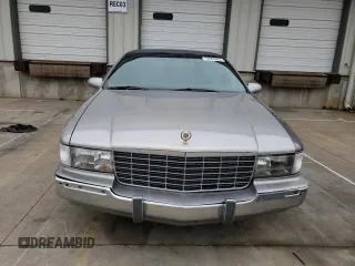 1996 Cadillac Fleetwood z VIN 1G6DW52P3TR710083, wystawiony jako Copart lot #52963025 z przebiegiem 130 658 mil mil oraz Czysty tytuł • Clean title. Historia ofert i sprzedaży dostępna na DreamBid. Obrazek 5.