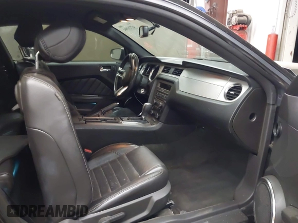2014 Ford Mustang GT z VIN 1ZVBP8CFXE5257404, wystawiony jako IAAI lot #42731944 z przebiegiem 308 695 mil mil oraz . Historia ofert i sprzedaży dostępna na DreamBid. Obrazek 5.
