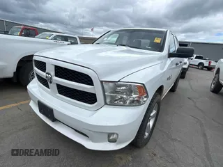 2014 Ram 1500 Express z VIN 1C6RR7FT6ES110304, wystawiony jako IAAI lot #42455920 z przebiegiem 153 037 mil mil oraz . Historia ofert i sprzedaży dostępna na DreamBid. Obrazek 1.