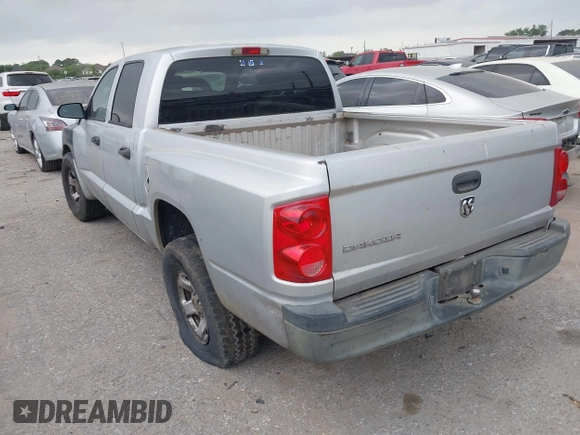 2005 Dodge Dakota ST z VIN 1D7HE28K75S308645, wystawiony jako IAAI lot #41931890 z przebiegiem 338 615 mil mil oraz . Historia ofert i sprzedaży dostępna na DreamBid. Obrazek 3.