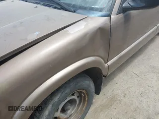 2001 GMC Sonoma SLS 1SG z VIN 1GTCS19W618233257, wystawiony jako IAAI lot #42280417 z przebiegiem 252 392 mil mil oraz . Historia ofert i sprzedaży dostępna na DreamBid. Obrazek 6.