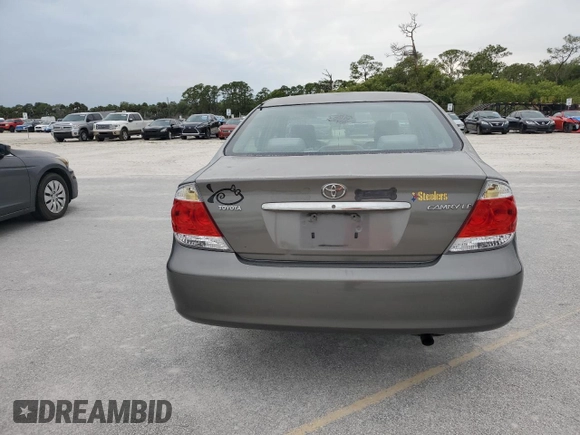 2006 Toyota Camry STD z VIN 4T1BE32K36U699650, wystawiony jako Copart lot #61942095 z przebiegiem 194 810 mil mil oraz Czysty tytuł • Clean title. Historia ofert i sprzedaży dostępna na DreamBid. Obrazek 6.