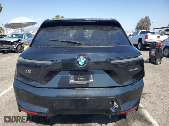 2025 BMW iX xDrive50 z VIN WB523CF02SCS06555, wystawiony jako Copart lot #55291115 z przebiegiem Nie podano mil oraz Szkoda całkowita • Salvage title. Historia ofert i sprzedaży dostępna na DreamBid. Obrazek 6.