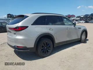 2025 Mazda CX-90 Premium Sport z VIN JM3KKCHA7S1225053, wystawiony jako IAAI lot #42011437 z przebiegiem 259 mil mil oraz . Historia ofert i sprzedaży dostępna na DreamBid. Obrazek 4.