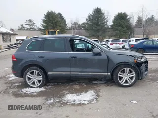 2012 Volkswagen Touareg Sport z VIN WVGEF9BP4CD008517, wystawiony jako IAAI lot #41386971 z przebiegiem 179 306 mil mil oraz . Historia ofert i sprzedaży dostępna na DreamBid. Obrazek 13.