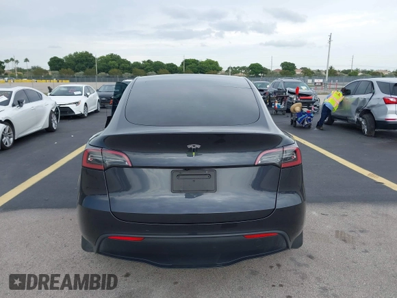 2024 Tesla Model Y z VIN 7SAYGDED3RF041788, wystawiony jako IAAI lot #42644453 z przebiegiem 22 189 mil mil oraz . Historia ofert i sprzedaży dostępna na DreamBid. Obrazek 16.