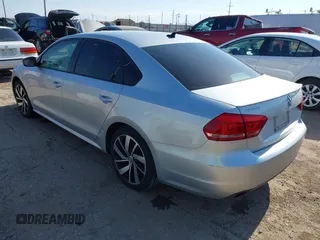 2014 Volkswagen Passat Wolfsburg Edition z VIN 1VWAS7A39EC068493, wystawiony jako IAAI lot #42225256 z przebiegiem 183 853 mil mil oraz . Historia ofert i sprzedaży dostępna na DreamBid. Obrazek 3.