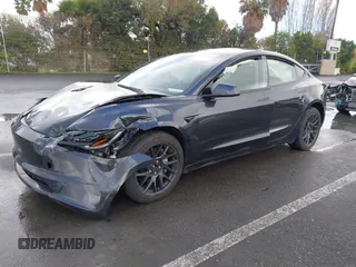 2025 Tesla Model 3 Long Range z VIN 5YJ3E1EB4SF874936, wystawiony jako IAAI lot #41157464 z przebiegiem 5331 mil mil oraz . Historia ofert i sprzedaży dostępna na DreamBid. Obrazek 2.