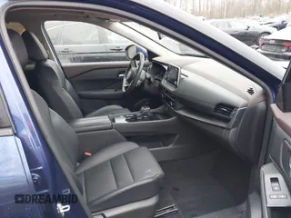 2023 Nissan Rogue SV z VIN JN8BT3BAXPW420562, wystawiony jako IAAI lot #41411007 z przebiegiem 11 608 mil mil oraz . Historia ofert i sprzedaży dostępna na DreamBid. Obrazek 5.