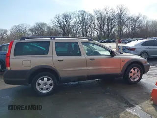 2004 Volvo V70 XC70 with VIN YV1SZ59H441165645, listed as a IAAI auction lot 41889089 with 262,914 mi miles. Bid and sale history available at carsss.com. Image 13.