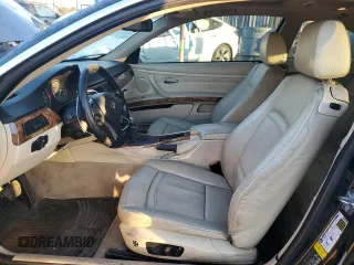 2007 BMW 3 Series 328i z VIN WBAWB33577PV70251, wystawiony jako Copart lot #50521915 z przebiegiem 182 676 mil mil oraz Czysty tytuł • Clean title. Historia ofert i sprzedaży dostępna na DreamBid. Obrazek 7.