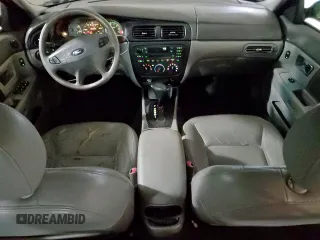 2002 Ford Taurus SES Standard z VIN 1FAFP55U72A161401, wystawiony jako Copart lot #55893125 z przebiegiem 128 258 mil mil oraz Czysty tytuł • Clean title. Historia ofert i sprzedaży dostępna na DreamBid. Obrazek 8.