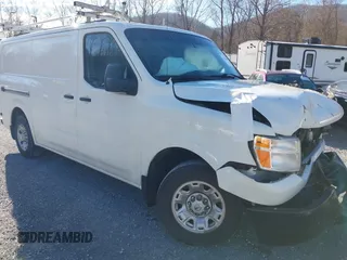 2021 Nissan NV Cargo SV z VIN 1N6BF0KY7MN805011, wystawiony jako IAAI lot #41435609 z przebiegiem 123 500 mil mil oraz . Historia ofert i sprzedaży dostępna na DreamBid. Obrazek 1.