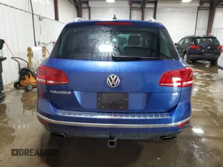 2017 Volkswagen Touareg Wolfsburg Edition z VIN WVGRF7BP3HD000826, wystawiony jako Copart lot #60832115 z przebiegiem 120 945 mil mil oraz Szkoda całkowita • Salvage title. Historia ofert i sprzedaży dostępna na DreamBid. Obrazek 6.