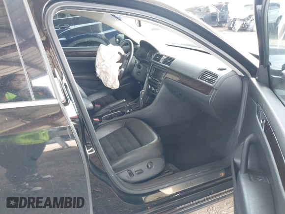 2015 Volkswagen Passat SEL Premium z VIN 1VWCV7A39FC088048, wystawiony jako IAAI lot #41896215 z przebiegiem 94 635 mil mil oraz . Historia ofert i sprzedaży dostępna na DreamBid. Obrazek 5.