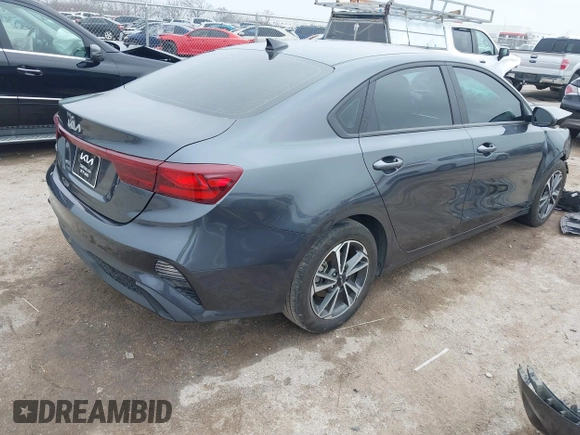 2023 Kia Forte LXS z VIN 3KPF24AD5PE682954, wystawiony jako IAAI lot #41510428 z przebiegiem 15 928 mil mil oraz . Historia ofert i sprzedaży dostępna na DreamBid. Obrazek 4.