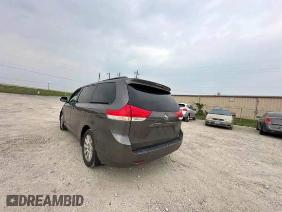 2013 Toyota Sienna XLE z VIN 5TDDK3DC1DS062365, wystawiony jako Copart lot #61709045 z przebiegiem 252 932 mil mil oraz Czysty tytuł • Clean title. Historia ofert i sprzedaży dostępna na DreamBid. Obrazek 3.