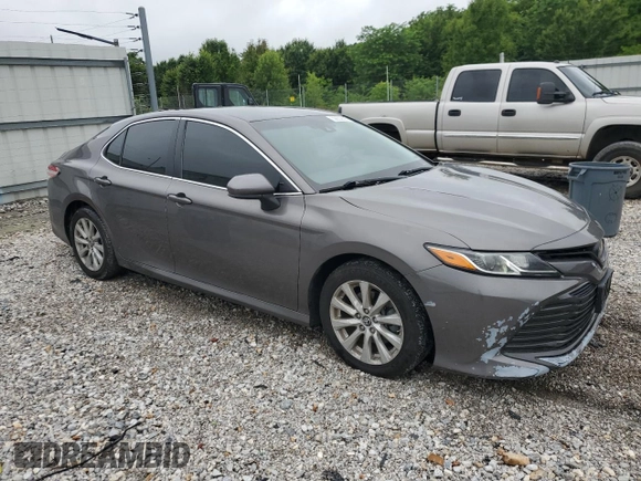 2018 Toyota Camry LE z VIN 4T1B11HK6JU092755, wystawiony jako Copart lot #59233625 z przebiegiem 110 467 mil mil oraz Szkoda całkowita • Salvage title. Historia ofert i sprzedaży dostępna na DreamBid. Obrazek 4.