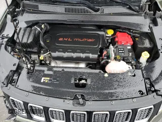 2019 Jeep Compass Latitude z VIN 3C4NJDBB8KT674296, wystawiony jako Copart lot #57901855 z przebiegiem 76 339 mil mil oraz Szkoda całkowita • Salvage title. Historia ofert i sprzedaży dostępna na DreamBid. Obrazek 12.
