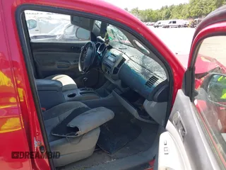 2005 Toyota Tacoma PreRunner z VIN 5TEJU62NX5Z106483, wystawiony jako IAAI lot #42343870 z przebiegiem 208 575 mil mil oraz . Historia ofert i sprzedaży dostępna na DreamBid. Obrazek 5.