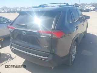 2021 Toyota RAV4 XLE with VIN 2T3W1RFV8MC118377, listed as a IAAI auction lot 41776108 with 80,217 mi miles. Bid and sale history available at carsss.com. Image 4.