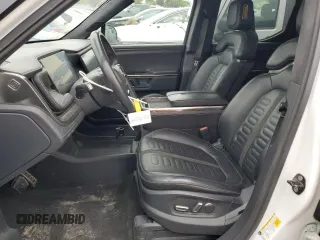 2022 Rivian R1T Adventure z VIN 7FCTGAAA9NN014280, wystawiony jako Copart lot #49723355 z przebiegiem 28 601 mil mil oraz Szkody całkowita. Historia ofert i sprzedaży dostępna na DreamBid. Obrazek 7.