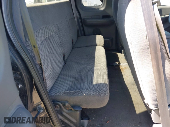 2000 Ford F-150 XL z VIN 1FTRX18L6YKB06492, wystawiony jako IAAI lot #42058110 z przebiegiem 169 217 mil mil oraz . Historia ofert i sprzedaży dostępna na DreamBid. Obrazek 8.