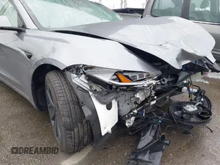 2025 Tesla Model 3 Long Range z VIN 5YJ3E1EA2SF885408, wystawiony jako IAAI lot #41778498 z przebiegiem 1 566 mil mil oraz . Historia ofert i sprzedaży dostępna na DreamBid. Obrazek 19.