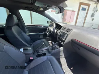 2017 Volkswagen Jetta GLI z VIN 3VW5T7AJ9HM330125, wystawiony jako Copart lot #57632155 z przebiegiem 103 949 mil mil oraz Czysty tytuł • Clean title. Historia ofert i sprzedaży dostępna na DreamBid. Obrazek 5.