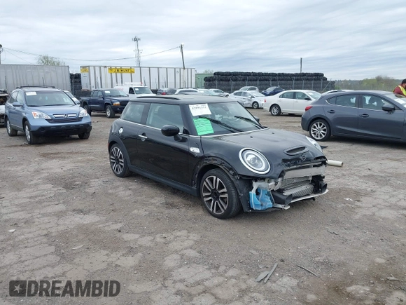 2020 MINI Hardtop Cooper S z VIN WMWXR5C00L2L44737, wystawiony jako IAAI lot #42091511 z przebiegiem 24 356 mil mil oraz . Historia ofert i sprzedaży dostępna na DreamBid. Obrazek 1.
